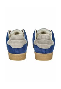 Modré semišové tenisky s béžovým opěrkou paty a texturovanou gumovou podrážkou. Měkké vnitřní podšívání a polstrovaný límec pro pohodlí.