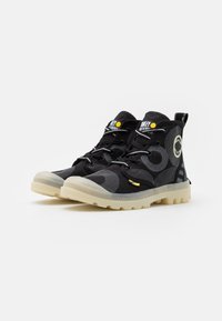 Palladium Botines con cordones - black