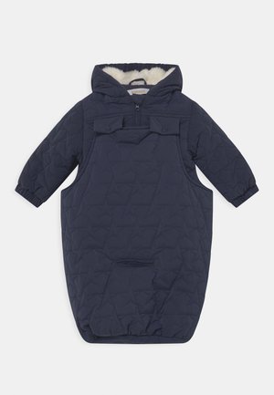 Giacca esterna trapuntata blu navy con cappuccio, dotata di una morbida fodera interna, texture a stelle, tasca frontale e chiusure a scatto.