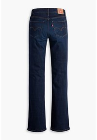 Jean en denim bleu foncé avec une coupe droite, présentant une forme classique de poche arrière et une étiquette de marque en cuir marron sur la ceinture.
