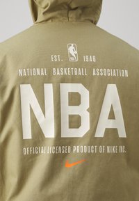 Nike Performance NBA JACKET - Treningsjakke - neutral olive/hyper crimson