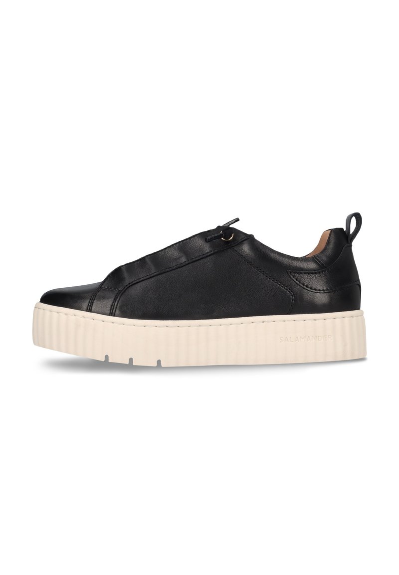 Mustmust musta nahkane slip-on tossud paksu valge platvormi tallaga, millel on sile pind ja peened õmblused, sealhulgas silmuse sisetab.