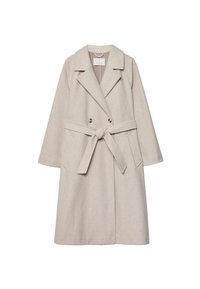 Long manteau en laine beige avec larges revers, boutons croisés, deux poches latérales et ceinture à nouer à la taille.