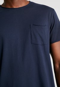 Solid SDGAYLIN - Pamata T-krekls - insignia