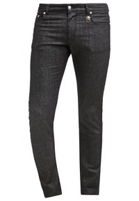 Jean en denim gris foncé coupe slim avec fermeture à boutons et fermeture éclair à l'avant, passants pour ceinture, et poches avant et arrière.