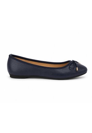 Ballerine bleu marine à bout arrondi, petit nœud avec embouts métalliques, semelle noire basse et finition mate lisse.