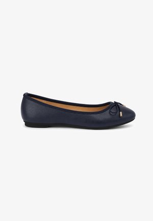 Marineblaue Ballerina mit rundem Zehenbereich, kleinem Schleifchen mit Metallspitzen, niedriger schwarzer Sohle und glattem mattem Finish.