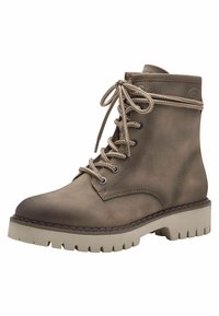 Botas de tobillo marrones de cuero con suela de goma beige, punta redondeada y superficie texturizada; presentan un diseño de cordones y ojales metálicos.