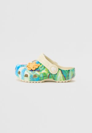 Børne slip-on træsko med blå, grøn og gul tie-dye mønster, beige rem og orange blæksprutte dekoration på toppen.