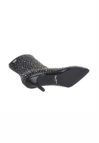Zwarte enkellaars met stilettohak, bedekt met metalen studs, ronde neus en een gladde textuur, met een merkzool.