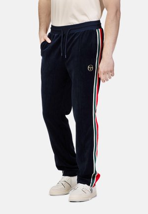 Marineblaue Velours-Jogginghose mit seitlichen Streifen in Grün, Weiß und Rot; elastischer Taillenbund mit Kordelzug; Logo-Patch am Bein.