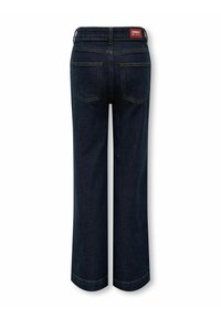 Tamno plave široke traperice s visokim strukom, s crvenom oznakom branda na leđima i dva stražnja džepa. Čvrsta denimska tekstura.