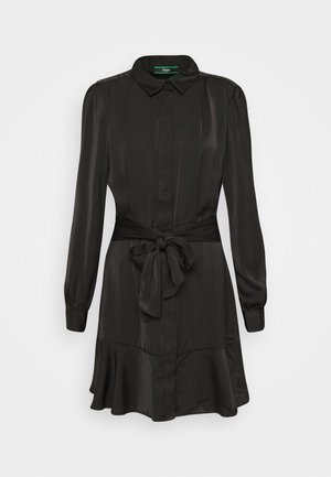 Vestido negro de satén con mangas largas, cuello, botones delanteros, lazo en la cintura y bajo con volantes, presentado sobre un fondo blanco.