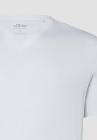 Witte s.Oliver heren V-hals T-shirt in maat 2XL met subtiel logo op de borst en een casual pasvorm.