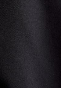 Tessuto nero con una texture liscia e opaca. Il materiale appare di peso medio con una struttura tessuta finemente, mostrando minime pieghe o variazioni.