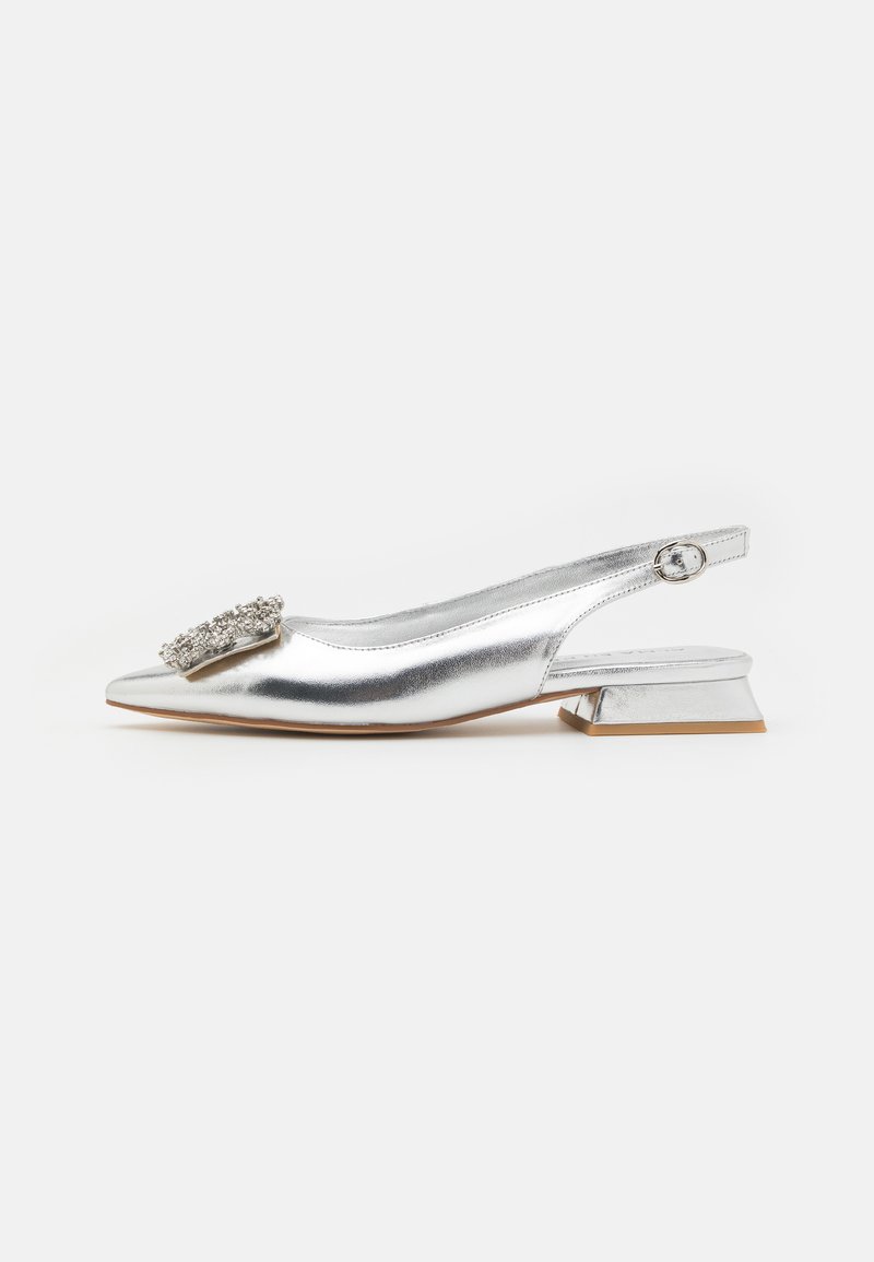 Chaussure slingback argentée avec une finition métallique, bout pointu, petit talon carré et accent décoratif en strass à l'avant.