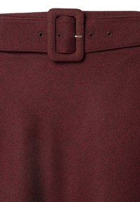 Burgunderfarbener Strickgürtel mit quadratischer Schnalle, ausgestattet mit fünf Löchern zur Verstellung und einer weichen, strukturierten Oberfläche für Komfort und Passform.