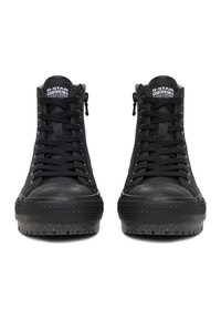 Pāris melnu augstajām sneakerēm ar šņorēm, teksturētām gumijas zolēm, sānu rāvējslēdzējiem un G-STAR Originals etiķeti uz polsterētām mēlēm.