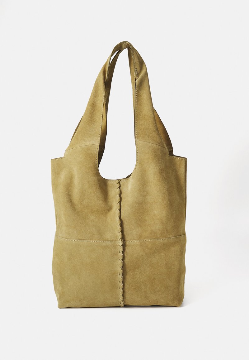 Suede tote bag in licht olijfgroen met een naadloos ontwerp, diepe uitsnijdingen voor de handvatten en decoratieve stiksel langs de middennaad.