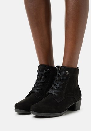 Bottines à lacets - black