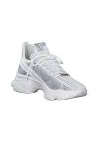 Zapatillas deportivas blancas con un diseño de malla, acentos reflectantes y suelas texturizadas. Presentan un collar acolchado y cordones planos para un ajuste seguro.