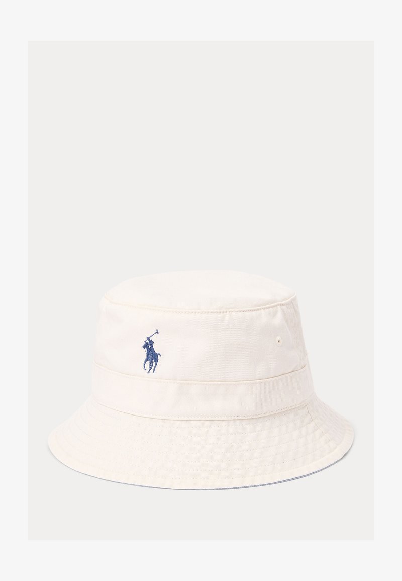 Pălărie albă tip bucket cu un logo brodat al unui jucător de polo albastru pe partea din față, pe un fundal deschis simplu.