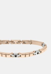 Bracciale in oro rosa con maglie alternate lisce e testurizzate, arricchito da accenti rettangolari in argento e pietre scure integrate nel design.