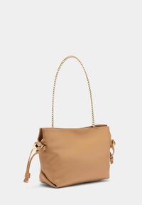 Handtas van tan leer met een gladde textuur, een gestructureerde vorm, een gouden kettinghandvat en decoratieve accenten aan de zijkanten.