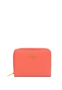 Cartera de cuero color coral con superficie texturizada, logo dorado "BIMBA Y LOLA" en la parte frontal y cierre de cremallera dorado. Diseño compacto rectangular.
