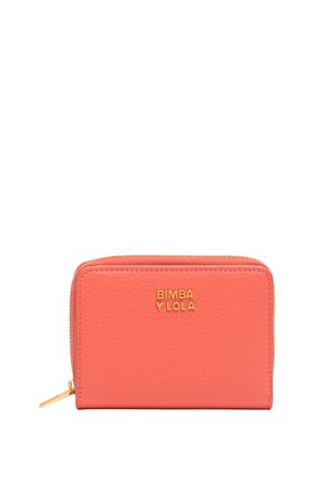 Cartera de cuero color coral con superficie texturizada, logo dorado "BIMBA Y LOLA" en la parte frontal y cierre de cremallera dorado. Diseño compacto rectangular.