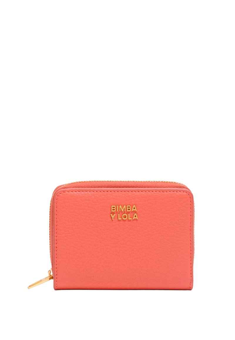 Cartera de cuero color coral con superficie texturizada, logo dorado "BIMBA Y LOLA" en la parte frontal y cierre de cremallera dorado. Diseño compacto rectangular.