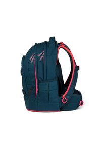 Zaino in verde scuro con dettagli rosa, multiple tasche, spallacci imbottiti e pannello posteriore in rete per ventilazione. Include cinghie laterali regolabili.