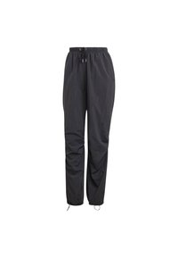 Mustat, kevyet ja vettä hylkivät housut, joissa on joustava vyötärö, kiristysnauha ja säädettävät hihan suut. Sileä pinta, rento istuvuus.