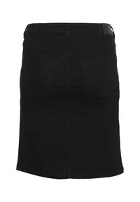 Sort denimnederdel med en mid-length skæring, der har to baglommer, en lige bundkant og en talje med bæltestropper. Ingen synlige dekorationer.
