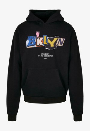Schwarzer Hoodie mit einem bunten Collage-Design, auf dem Buchstaben "BKLYN" stehen, und weißem Text, der "SPREAD LOVE IT'S THE BROOKLYN WAY" mit dem Jahr 1994 liest.