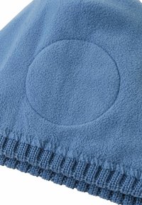 Niebieska tkanina polarowa z okrągłym detalem naszywki oraz dzianinowym ściągaczem w pasującym niebieskim kolorze.