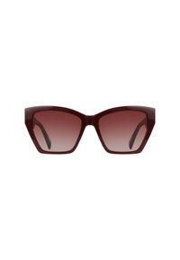 Occhiali da sole tinti di rosso con una forma geometrica a occhio di gatto, dotati di lenti sfumate e montatura spessa e slanciata.