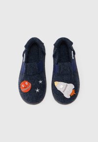 Zapatillas de casa de color azul marino con un planeta rojo y un cohete bordados en la parte superior, con inserciones elásticas en los lados para facilitar el uso.