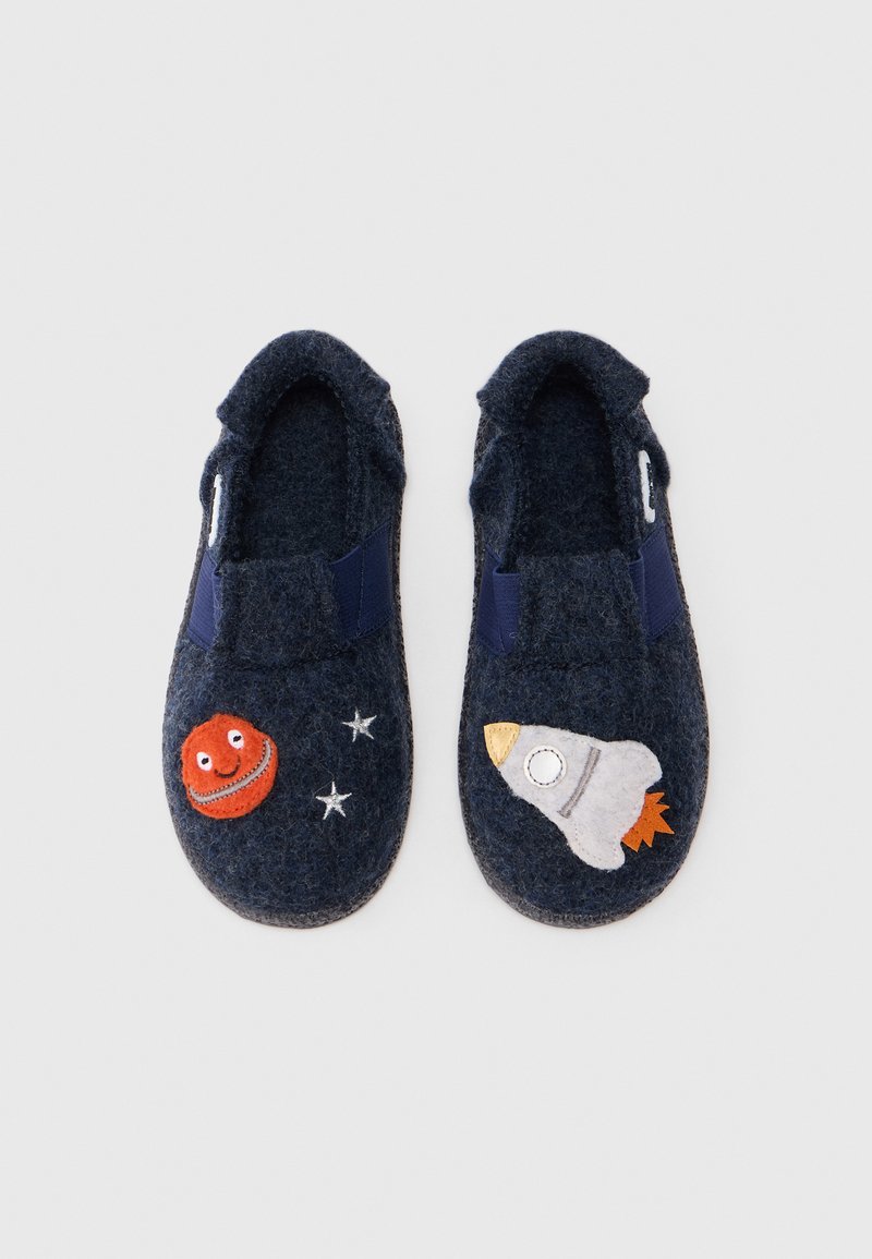 Zapatillas de casa de color azul marino con un planeta rojo y un cohete bordados en la parte superior, con inserciones elásticas en los lados para facilitar el uso.