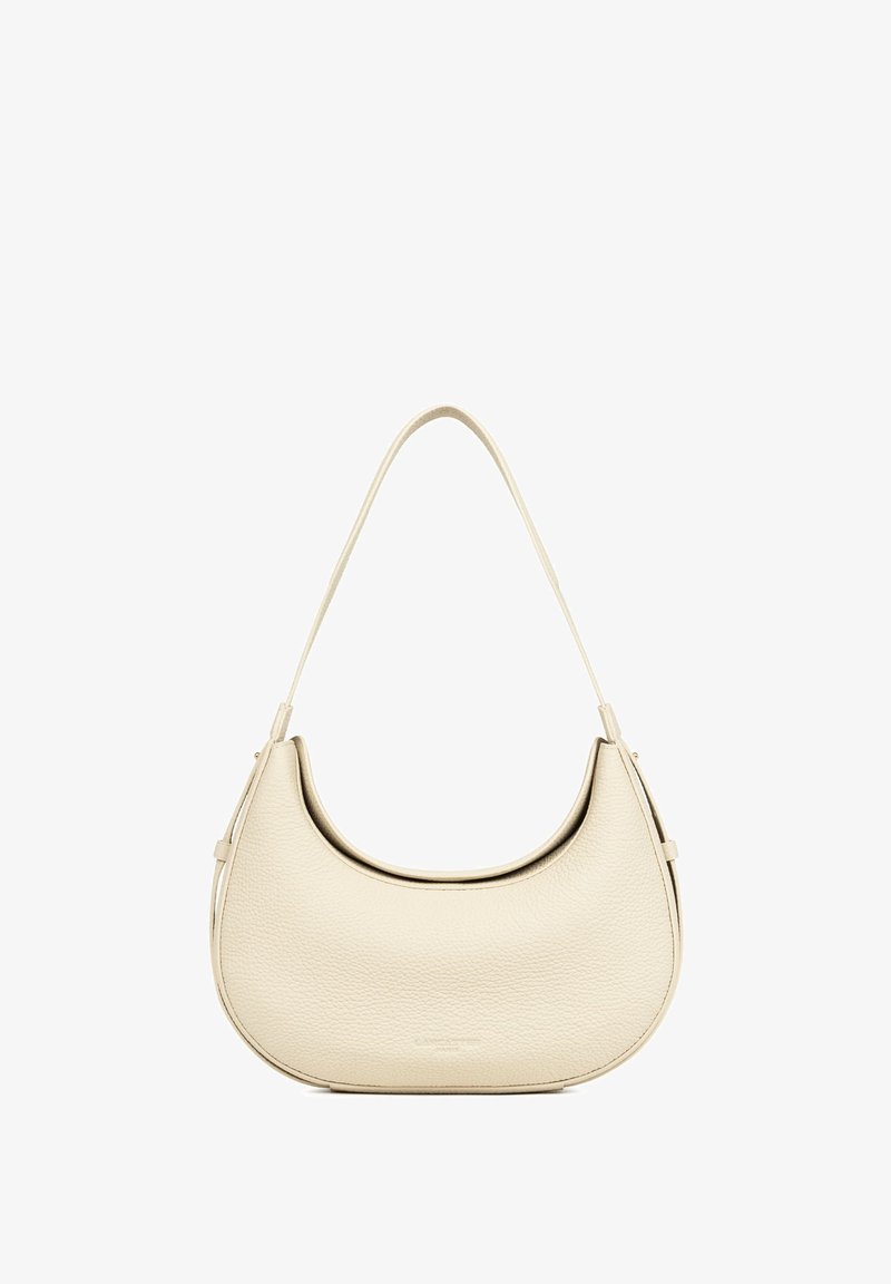 Sac à épaule en cuir couleur crème avec un fond incurvé et une seule sangle fine, présenté sur fond blanc.