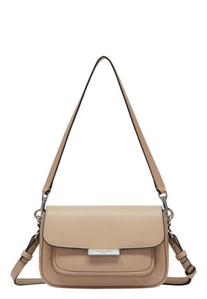 Beige Leder Schultertasche mit flachem Design, schwarzem Rand, verstellbarem Tragegurt und silberfarbigem Verschluss auf der Vorderklappe.