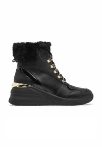Sneaker alto nero con colletto in finta pelliccia, dettagli lucidi, elementi in oro, tacco a zeppa e materiale testurizzato. Design con chiusura a lacci.