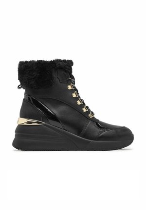 Sneaker alto nero con colletto in finta pelliccia, dettagli lucidi, elementi in oro, tacco a zeppa e materiale testurizzato. Design con chiusura a lacci.