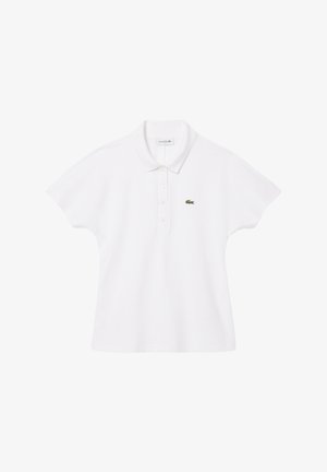 Weißes Poloshirt aus strukturiertem Baumwollstoff, mit Kragen, kurzen Ärmeln und einem kleinen grünen gestickten Krokodil-Logo auf der Brust.