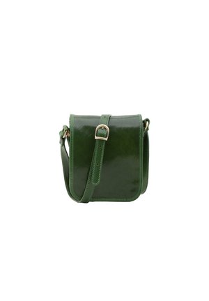 Borsa a tracolla verde in pelle con finitura lucida, forma rettangolare, tracolla regolabile e accento in metallo sulla patta anteriore.