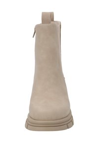 Botte de cheville beige en daim synthétique, avec une pointe arrondie, une languette à l'arrière et une semelle en caoutchouc épaisse. Texture lisse avec des détails minimaux.