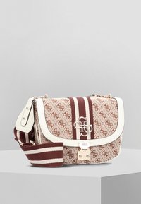 Beige og brun mønstret crossbody taske med en hvid flap, der har et logo-accent og en stribet skulderrem. Fremstillet af stof med hardwaredetaljer.
