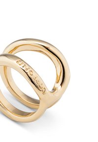 Bague plaquée or avec deux anneaux entrelacés à finition lisse et polie. Gravée du texte "UNO." sur un des anneaux.