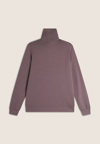 Felpa alta viola con maniche lunghe e una texture liscia. Presenta un design semplice e polsini a costine sulle maniche e sull'orlo.