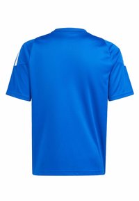 Camiseta deportiva de manga corta azul, hecha de un tejido suave y transpirable. Presenta un cuello redondo y acentos blancos en ángulo en los hombros.